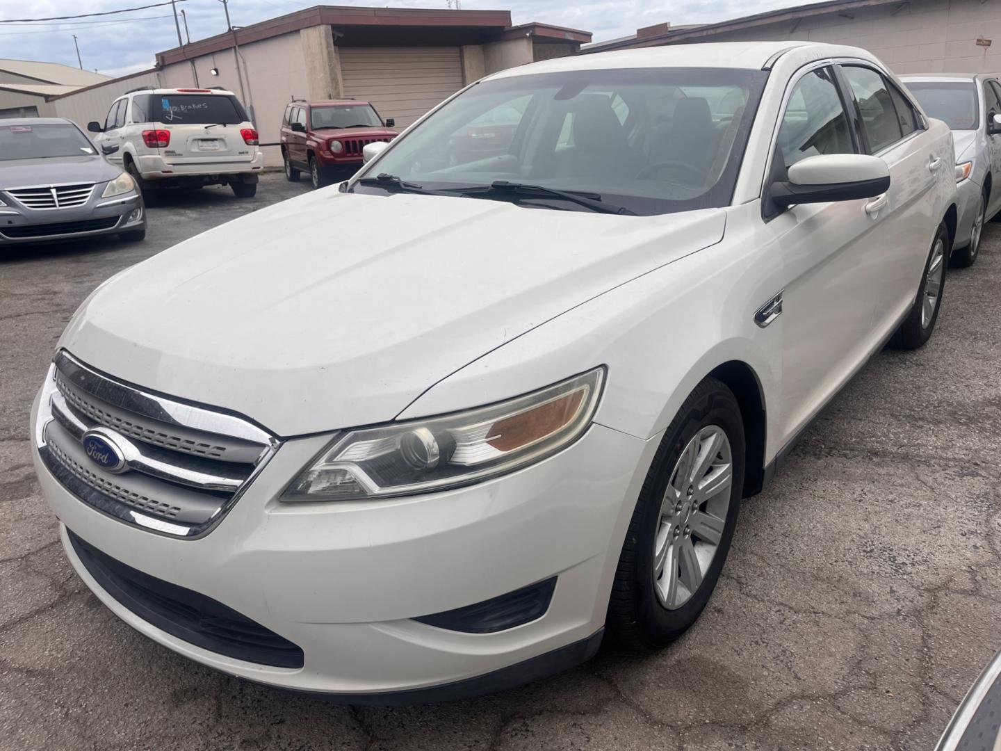 2012 WHITE FORD TAURUS SE SE FWD (1FAHP2DW2CG) with an 3.5L V6 DOHC 24V engine, 6-Speed Automatic transmission, located at 8101 E. Skelly Dr., Tulsa, OK, 74129, (918) 592-3593, 36.121891, -95.888802 - Photo#0